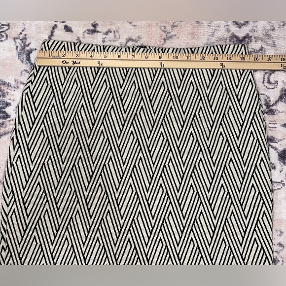 Banana Republic Zigzag Stretch Pencil Skirt Black and White Geometric Size 8 - Picture 3 of 7